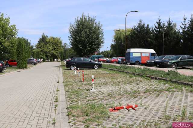 Parking na os. Różanym: wysokie opłaty i blokady wzbudzają sprzeciw mieszkańców