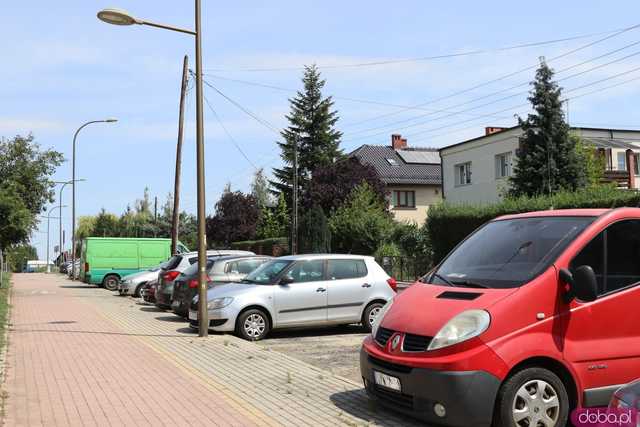 Parking na os. Różanym: wysokie opłaty i blokady wzbudzają sprzeciw mieszkańców