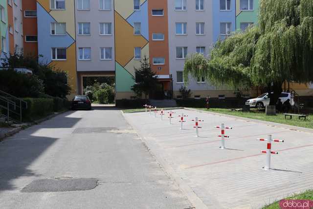 Parking na os. Różanym: wysokie opłaty i blokady wzbudzają sprzeciw mieszkańców