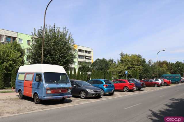 Parking na os. Różanym: wysokie opłaty i blokady wzbudzają sprzeciw mieszkańców