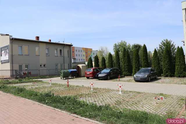 Parking na os. Różanym: wysokie opłaty i blokady wzbudzają sprzeciw mieszkańców