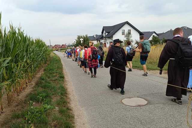 Pielgrzymka Świdnicka idzie przez gminę Łagiewniki