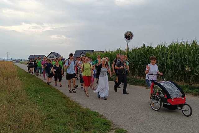 Pielgrzymka Świdnicka idzie przez gminę Łagiewniki