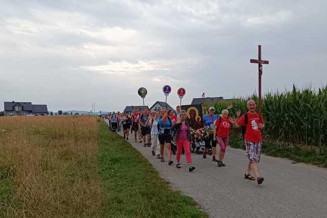 Pielgrzymka Świdnicka idzie przez gminę Łagiewniki