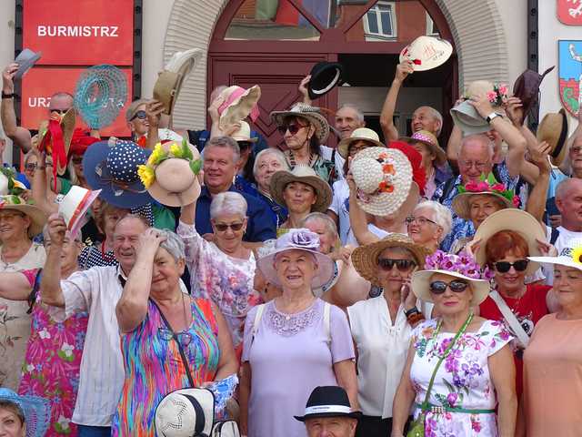 Parada kapeluszy i szalonych nakryć głowy w Dzierżoniowie 