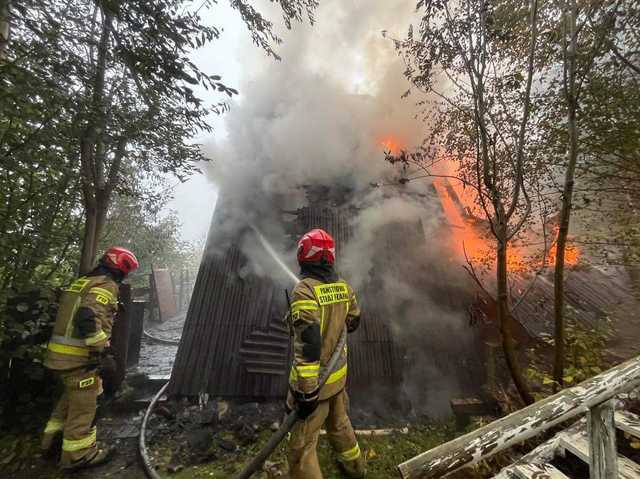 Pożar domku letniskowego w Górach Sowich: strażacy wciąż walczą z ogniem