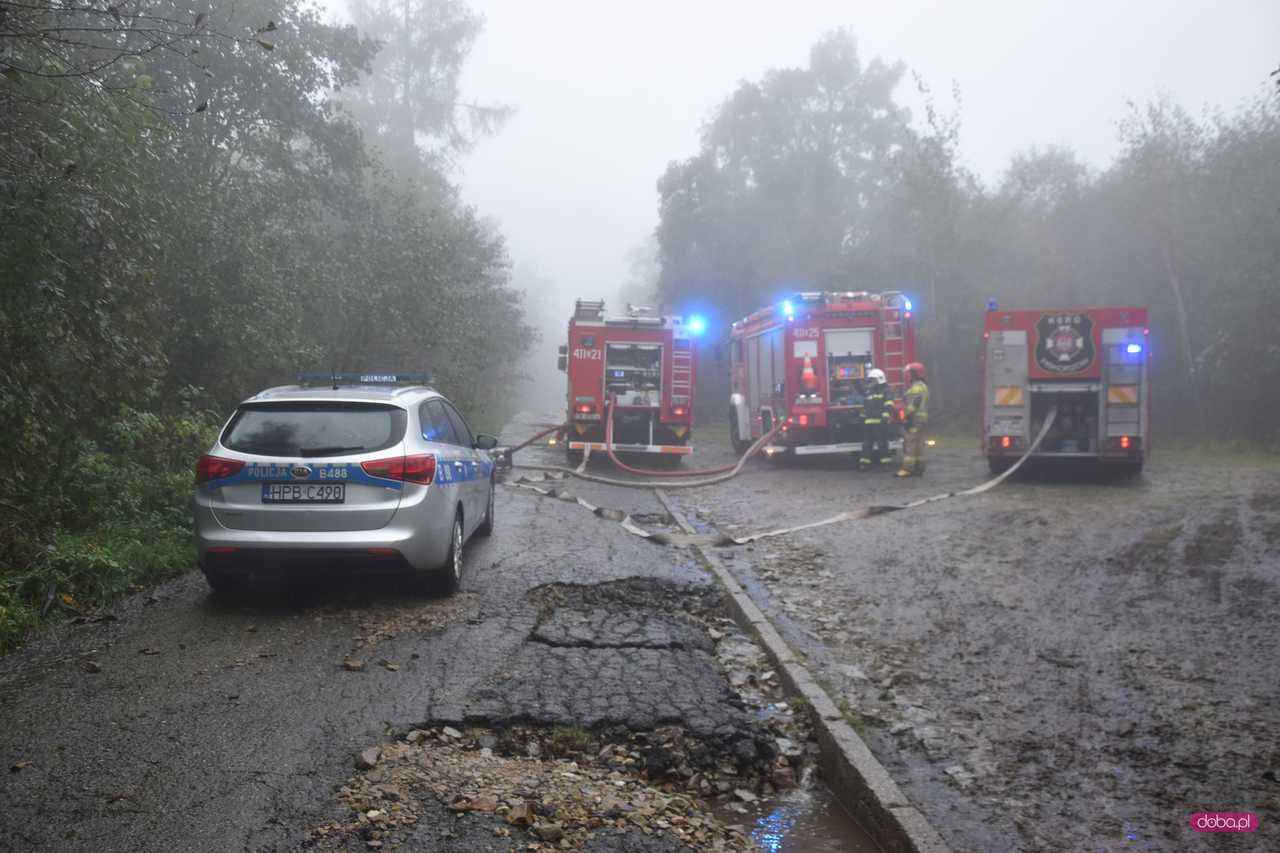 Pożar domku letniskowego w Górach Sowich: strażacy wciąż walczą z ogniem