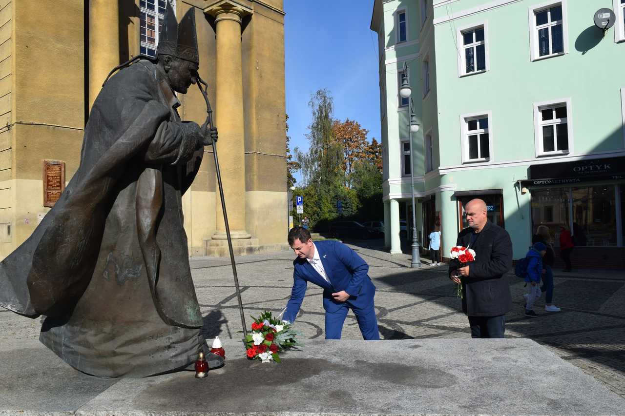 Gmina wiejska Dzierżoniów: kwiaty przed pomnikiem papieża