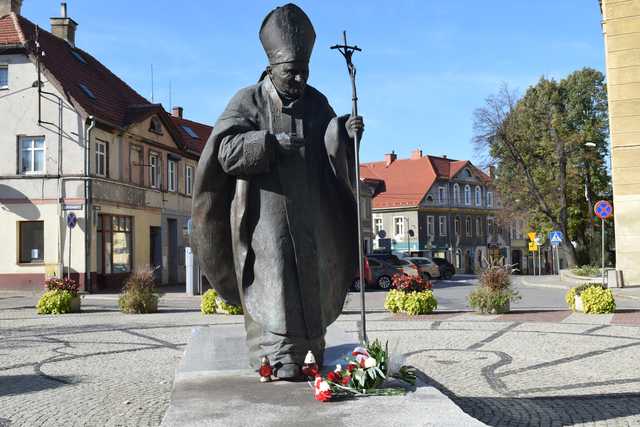 Gmina wiejska Dzierżoniów: kwiaty przed pomnikiem papieża