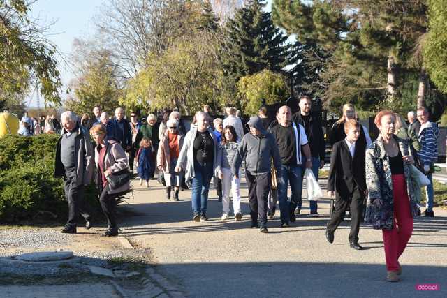 Tłumy na cmentarzach. Zobacz wideo i zdjęcia z Bielawy, Dzierżoniowa i Pieszyc