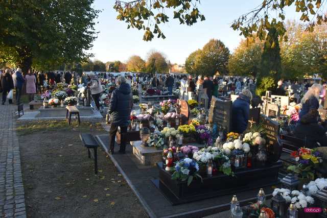 Tłumy na cmentarzach. Zobacz wideo i zdjęcia z Bielawy, Dzierżoniowa i Pieszyc