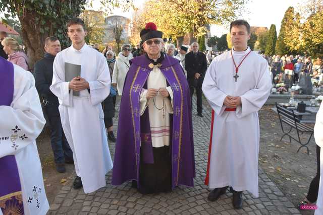 Tłumy na cmentarzach. Zobacz wideo i zdjęcia z Bielawy, Dzierżoniowa i Pieszyc