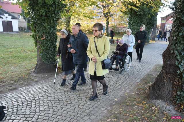 Tłumy na cmentarzach. Zobacz wideo i zdjęcia z Bielawy, Dzierżoniowa i Pieszyc