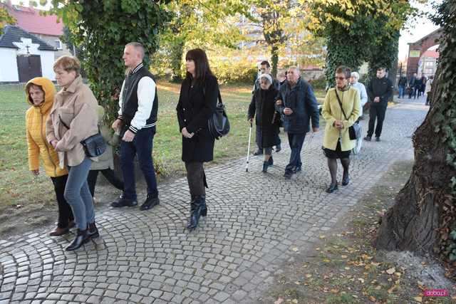 Tłumy na cmentarzach. Zobacz wideo i zdjęcia z Bielawy, Dzierżoniowa i Pieszyc