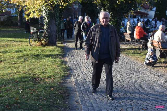 Tłumy na cmentarzach. Zobacz wideo i zdjęcia z Bielawy, Dzierżoniowa i Pieszyc