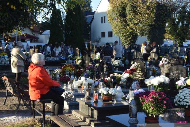 Tłumy na cmentarzach. Zobacz wideo i zdjęcia z Bielawy, Dzierżoniowa i Pieszyc