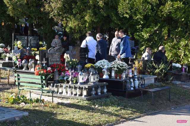 Tłumy na cmentarzach. Zobacz wideo i zdjęcia z Bielawy, Dzierżoniowa i Pieszyc