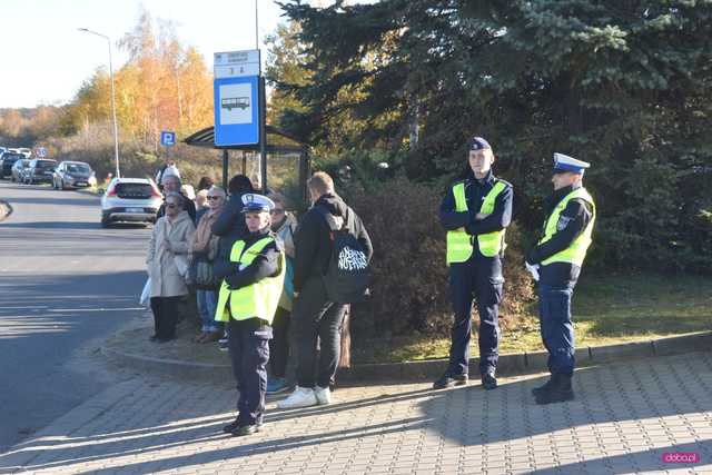 Tłumy na cmentarzach. Zobacz wideo i zdjęcia z Bielawy, Dzierżoniowa i Pieszyc