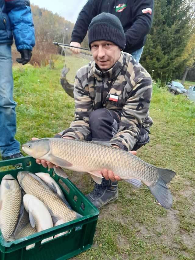 Koło PZW Bielawa zarybia swoje akweny
