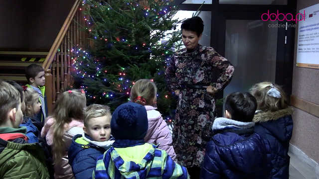 Dzieci z pieszyckich przedszkoli ozdobiły choinkę w Urzędzie Miasta