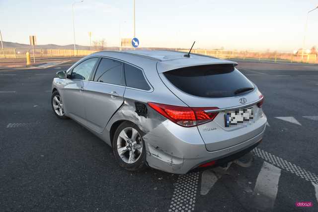 Zderzenie hyundaia z mercedesem na obwodnicy Dzierżoniowa