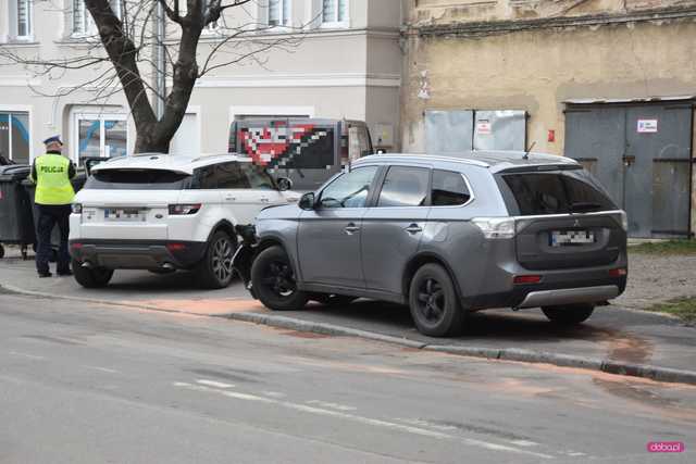 Zderzenie mitsubishi z land roverem w Dzierżoniowie