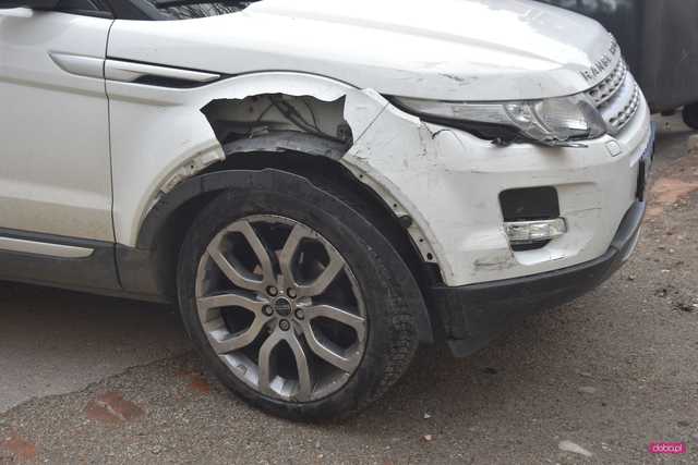 Zderzenie mitsubishi z land roverem w Dzierżoniowie