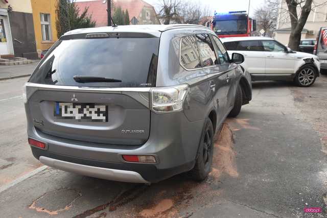 Zderzenie mitsubishi z land roverem w Dzierżoniowie