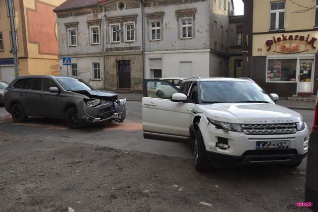 Zderzenie mitsubishi z land roverem w Dzierżoniowie