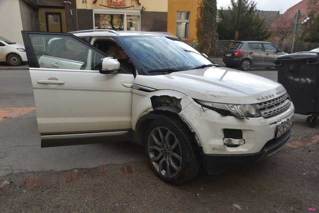 Zderzenie mitsubishi z land roverem w Dzierżoniowie