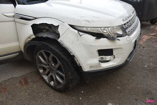 Zderzenie mitsubishi z land roverem w Dzierżoniowie