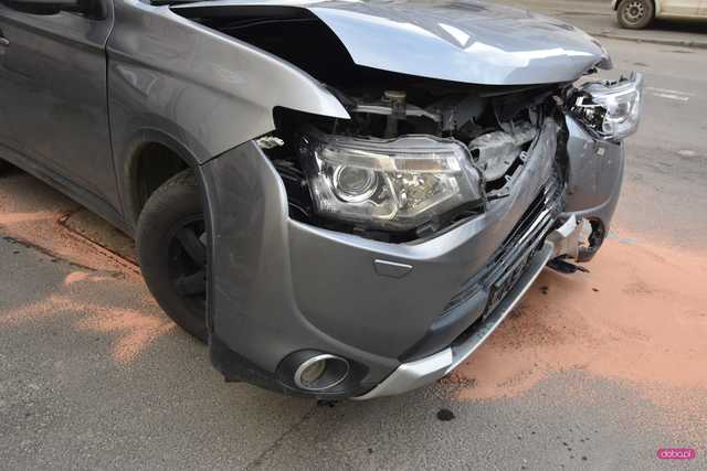 Zderzenie mitsubishi z land roverem w Dzierżoniowie