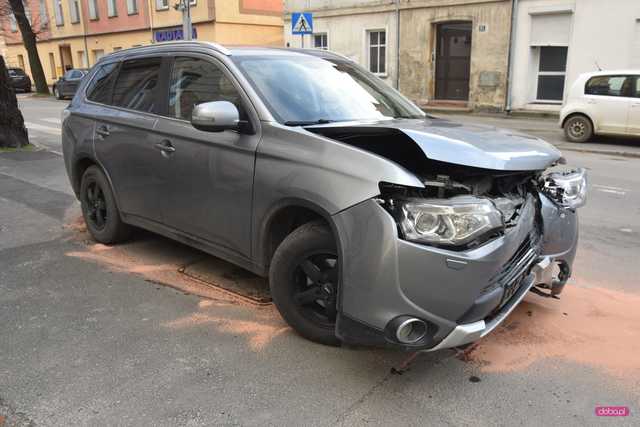 Zderzenie mitsubishi z land roverem w Dzierżoniowie