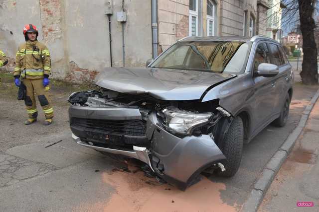 Zderzenie mitsubishi z land roverem w Dzierżoniowie