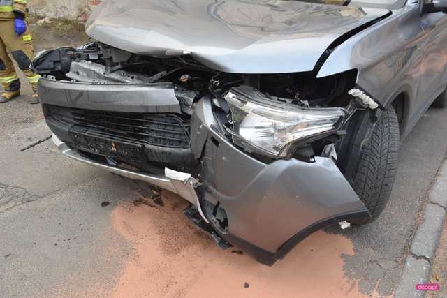 Zderzenie mitsubishi z land roverem w Dzierżoniowie