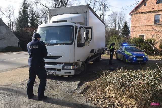 Ciężarówka blokowała drogę w Piławie Dolnej