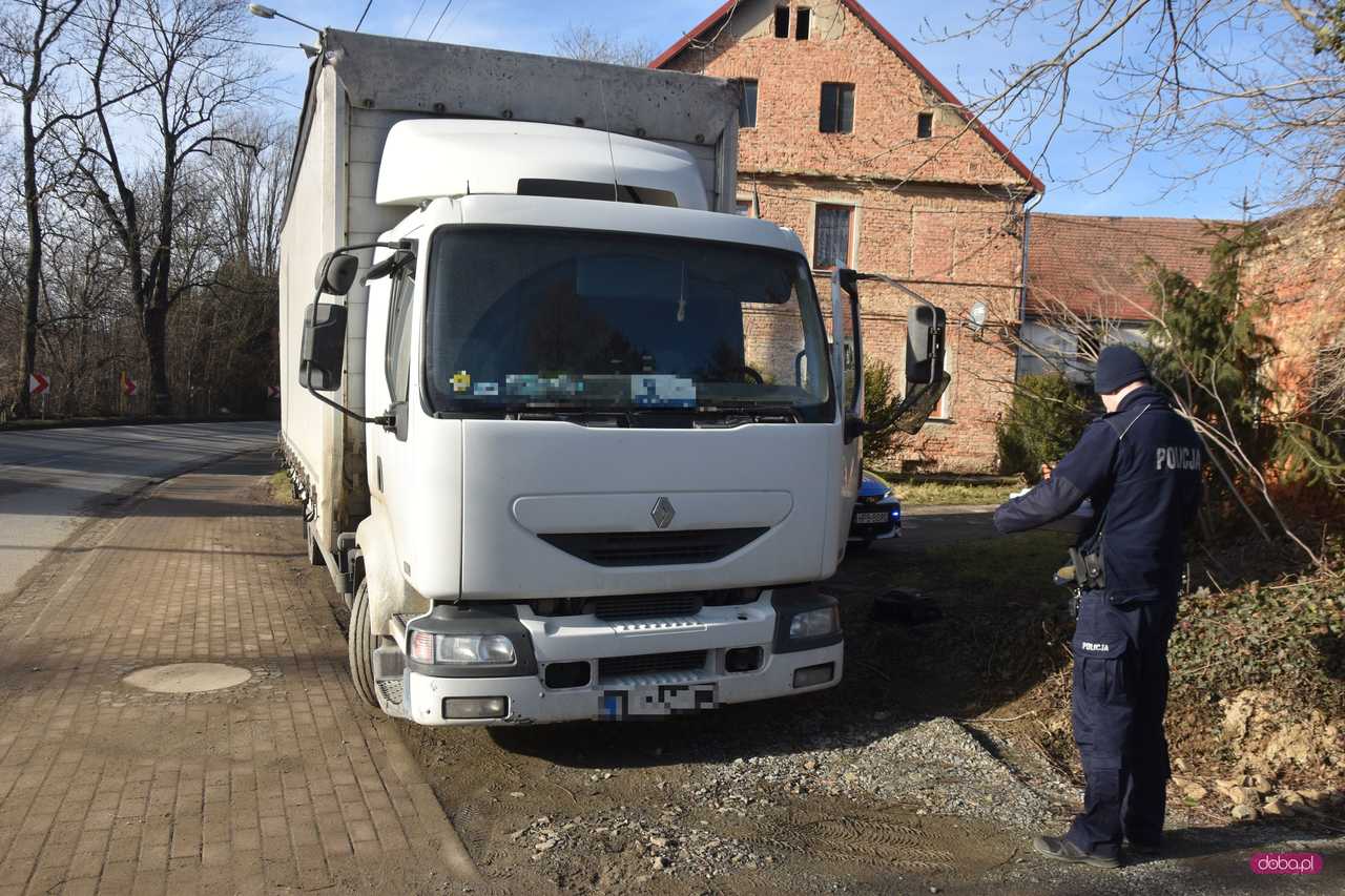 Ciężarówka blokowała drogę w Piławie Dolnej