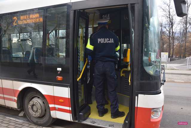 Zderzenie autobusu i toyoty w Dzierżoniowie