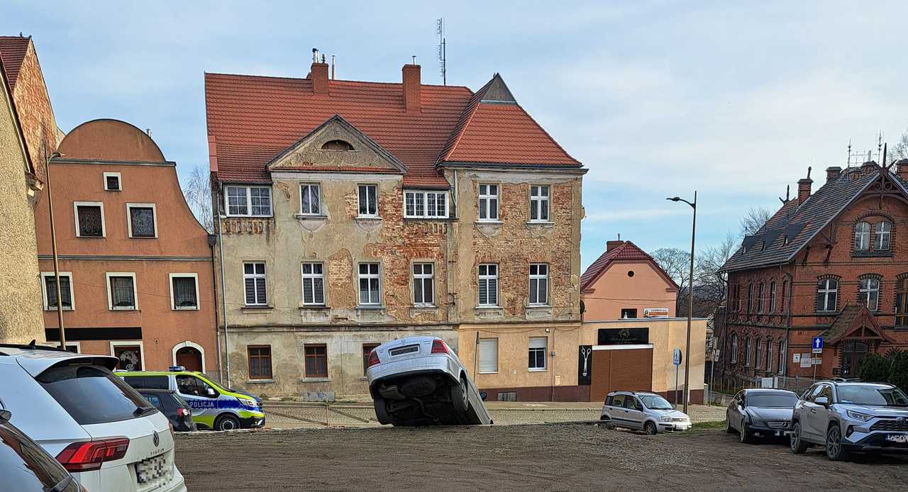 Czytelnik Doba.pl: koło synagogi samochód wyskoczył z progu