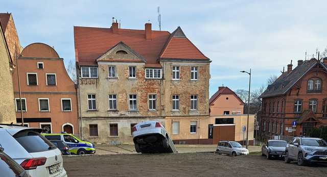 Czytelnik Doba.pl: koło synagogi samochód wyskoczył z progu