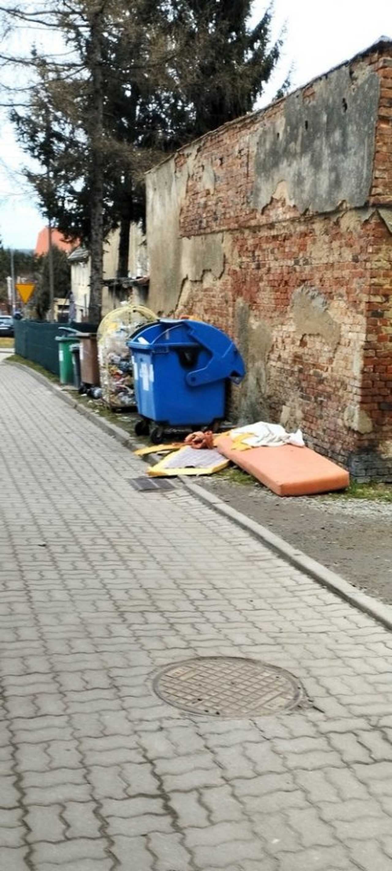 Piława Górna. Śmieci wokół kontenerów. Szanujmy wspólną przestrzeń