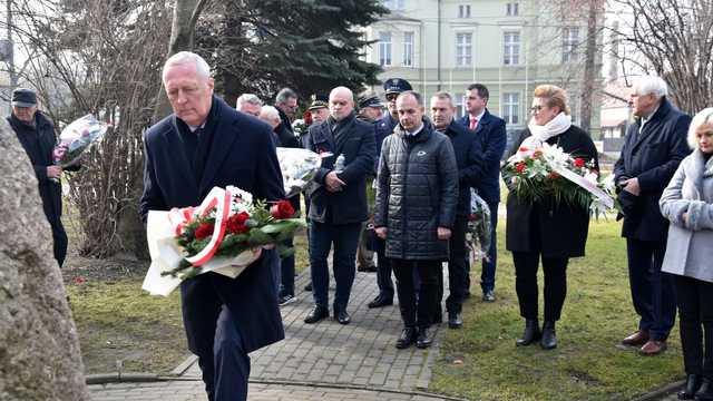 Dzierżoniów. Uroczystości upamiętniające 85. rocznicę pierwszej deportacji Polaków na Sybir