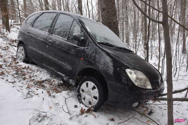 Renault spadł ze skarpy