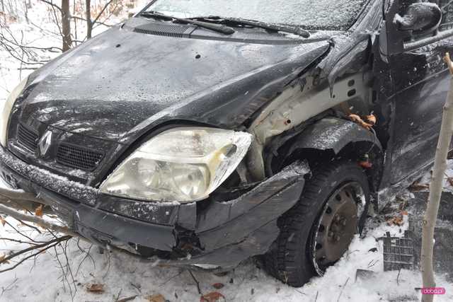 Renault spadł ze skarpy