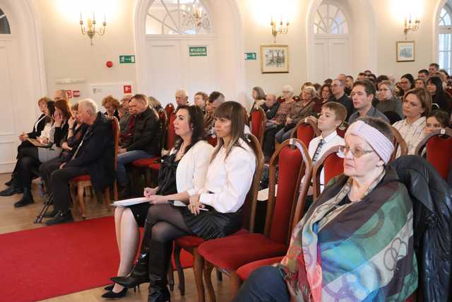 Koncert uczniów bielawskiej Szkoły Fortepianu d-moll w Dworku Chopina w 215. rocznicę urodzin kompozytora 