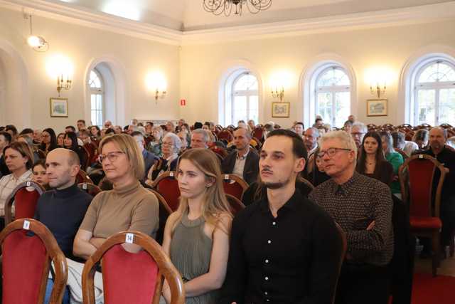 Koncert uczniów bielawskiej Szkoły Fortepianu d-moll w Dworku Chopina w 215. rocznicę urodzin kompozytora 