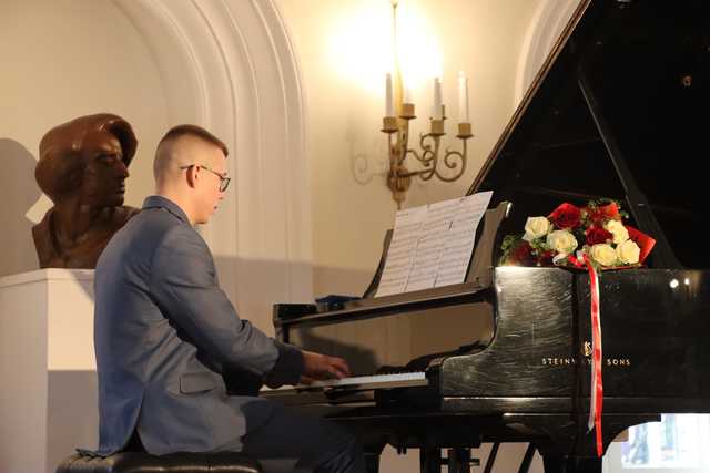 Koncert uczniów bielawskiej Szkoły Fortepianu d-moll w Dworku Chopina w 215. rocznicę urodzin kompozytora 