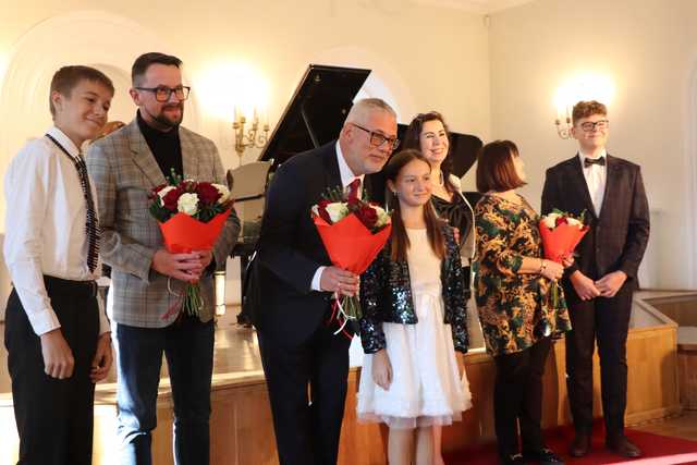 Koncert uczniów bielawskiej Szkoły Fortepianu d-moll w Dworku Chopina w 215. rocznicę urodzin kompozytora 
