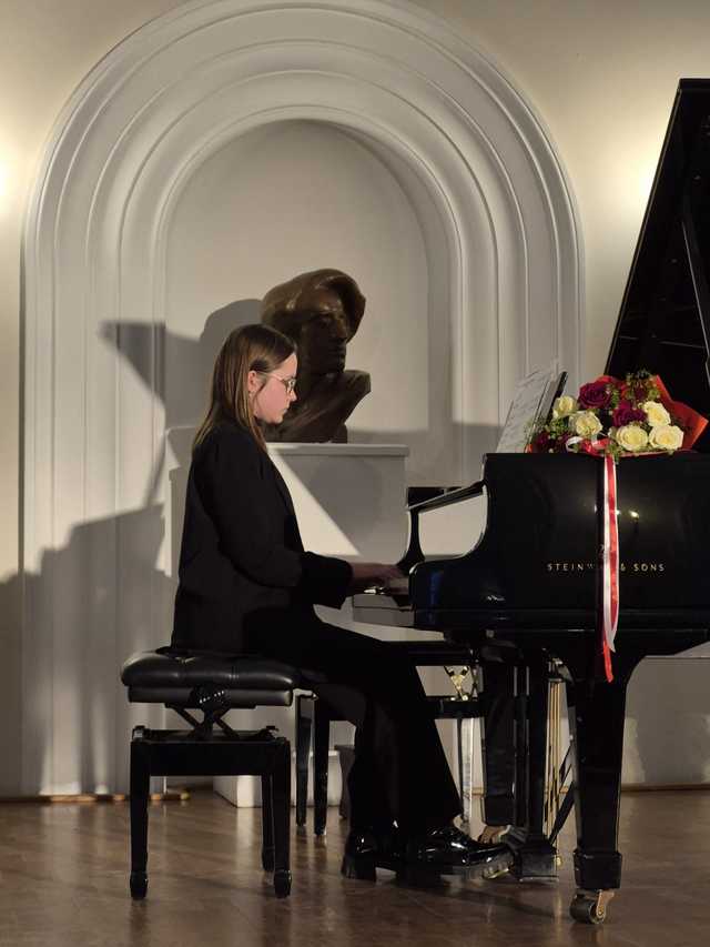 Koncert uczniów bielawskiej Szkoły Fortepianu d-moll w Dworku Chopina w 215. rocznicę urodzin kompozytora 