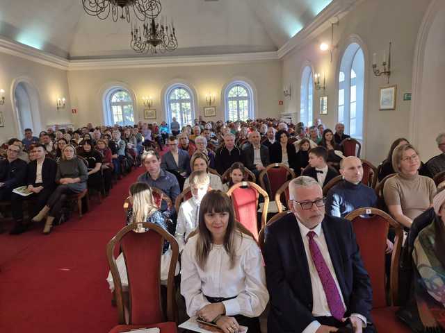 Koncert uczniów bielawskiej Szkoły Fortepianu d-moll w Dworku Chopina w 215. rocznicę urodzin kompozytora 